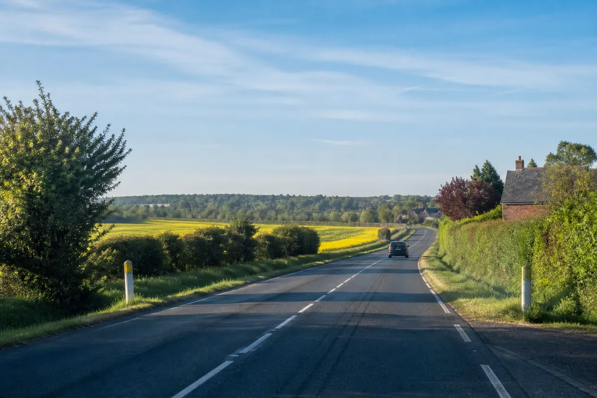 Vue depuis le siège passager d'une voiture école, volant et tableau de bord en premier plan
